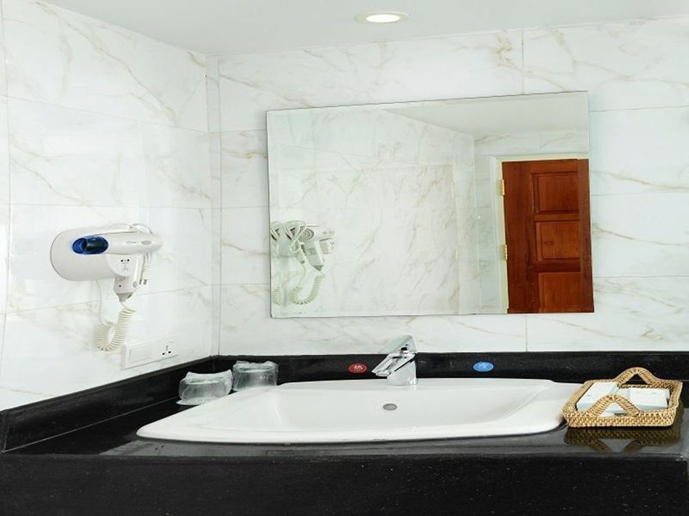 8Day Hotel Γιανγκόν Εξωτερικό φωτογραφία